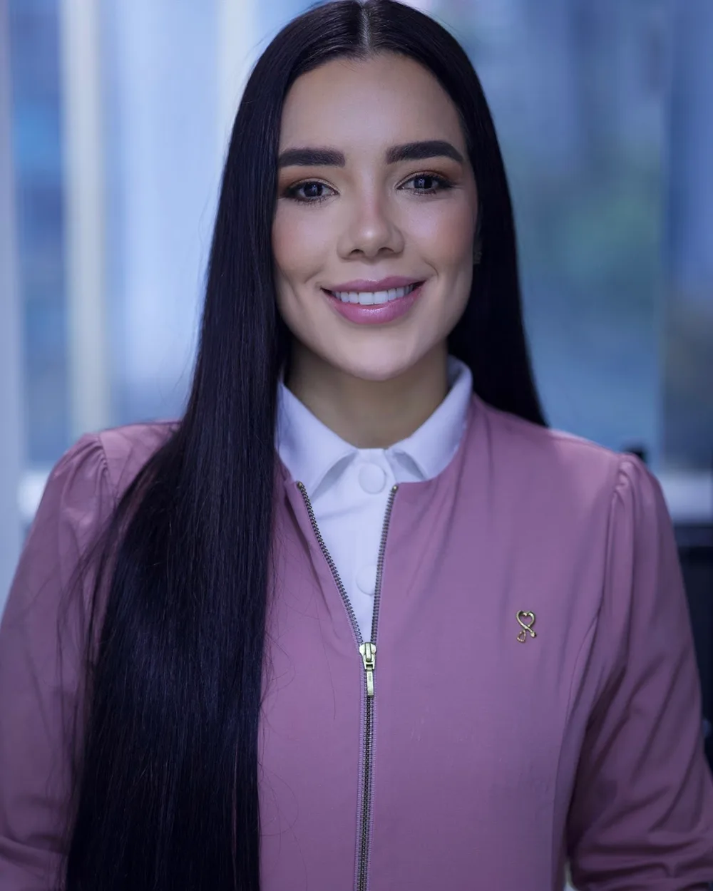 Dr. Daniela Díez, medical director of Clínica Quantum, in clinical scrubs