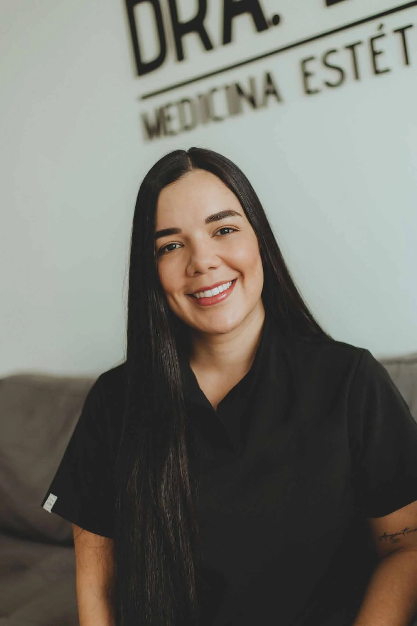 La directora médica en el consultorio