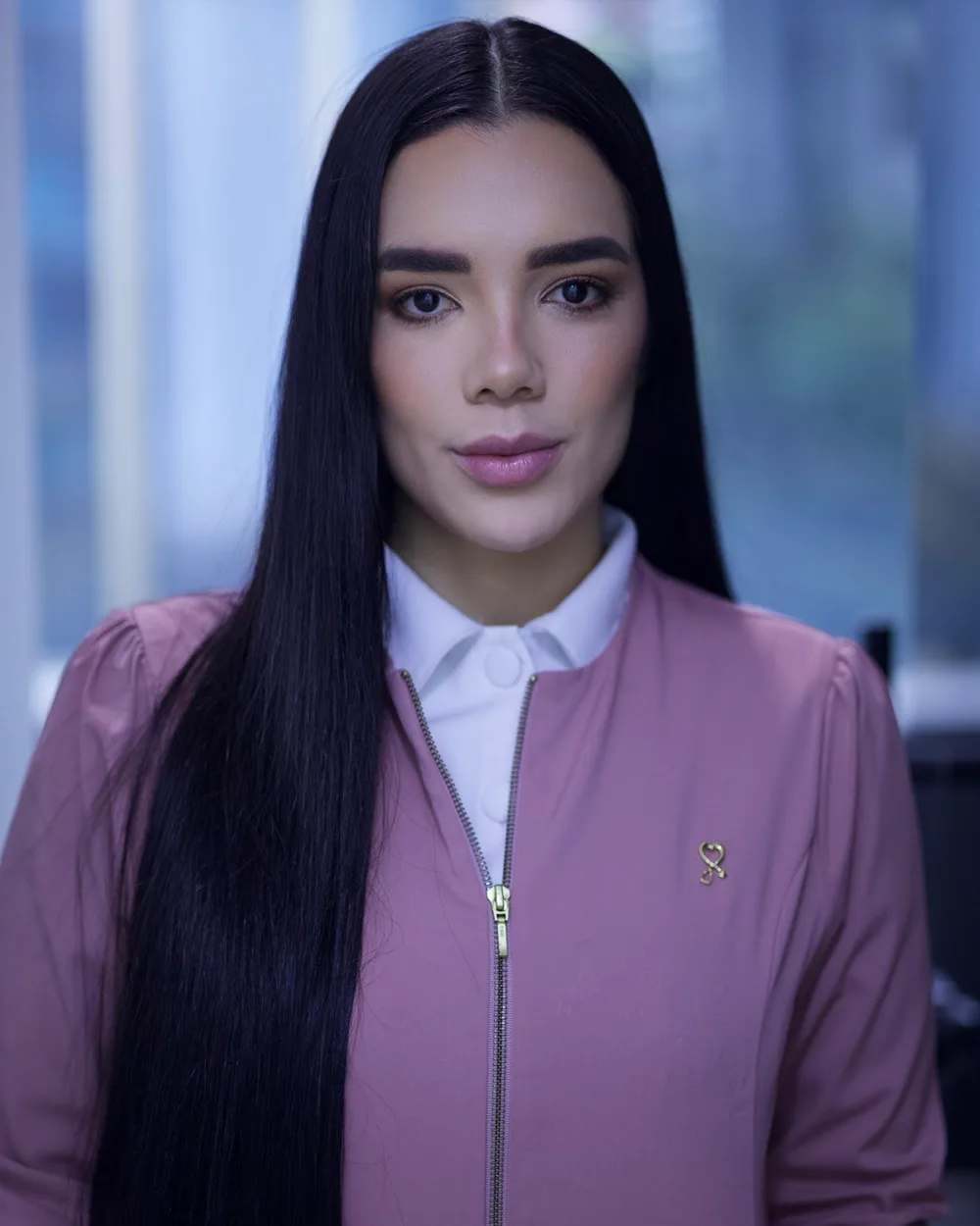 La directora médica con uniforme clínico