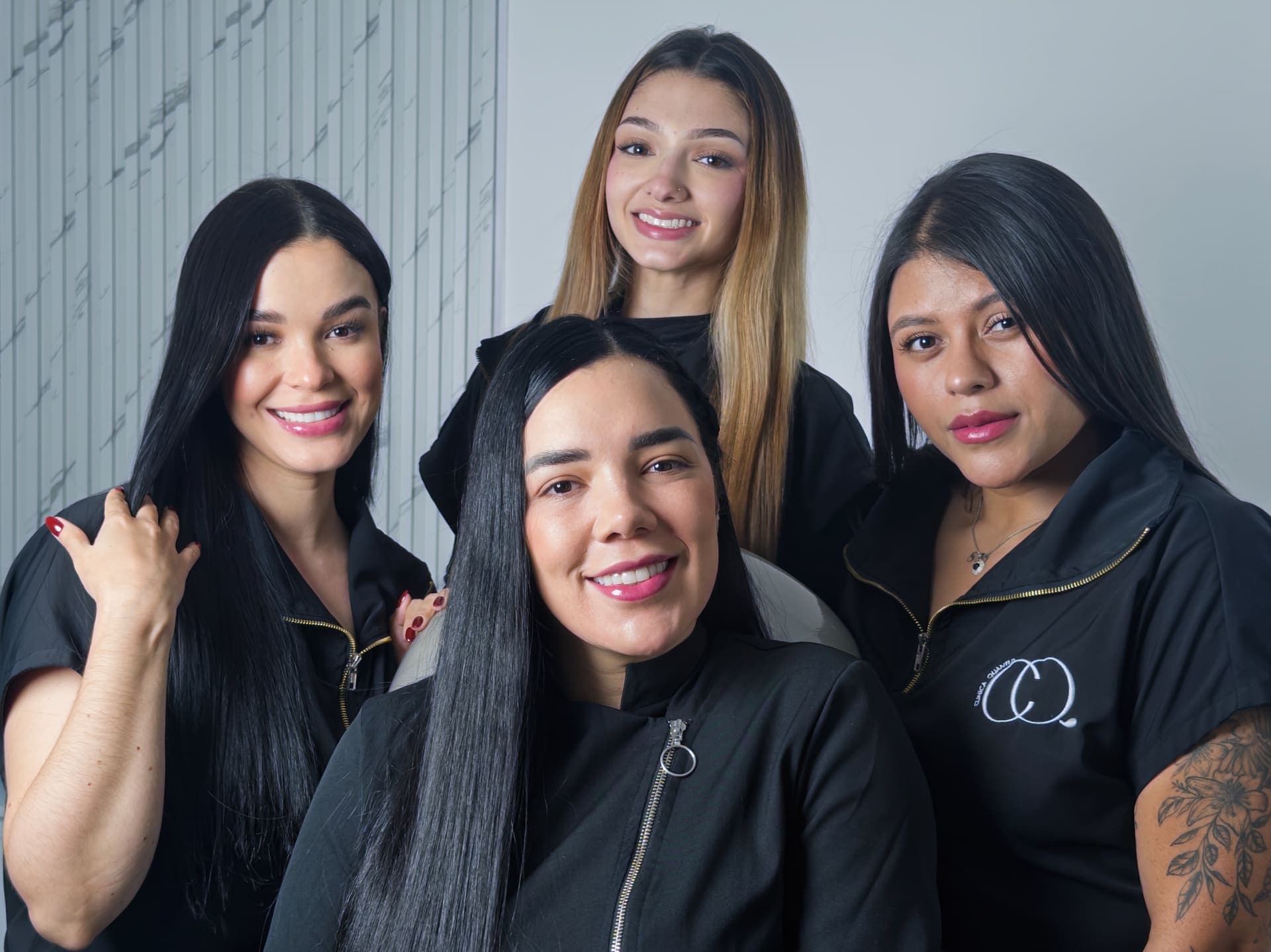 La Dra. Daniela Díez con el equipo de Clínica Quantum, con uniforme bordado de la clínica